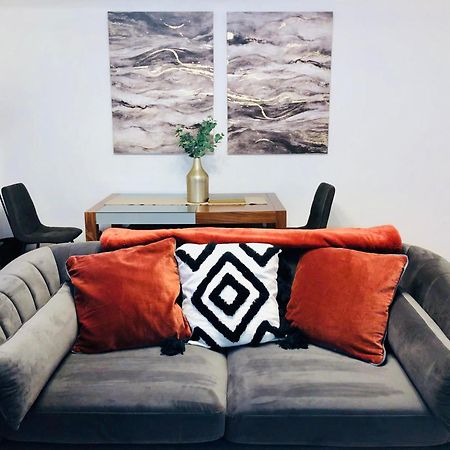 Superbly Located 2 Bedroom Luxury Apartment 바스 외부 사진