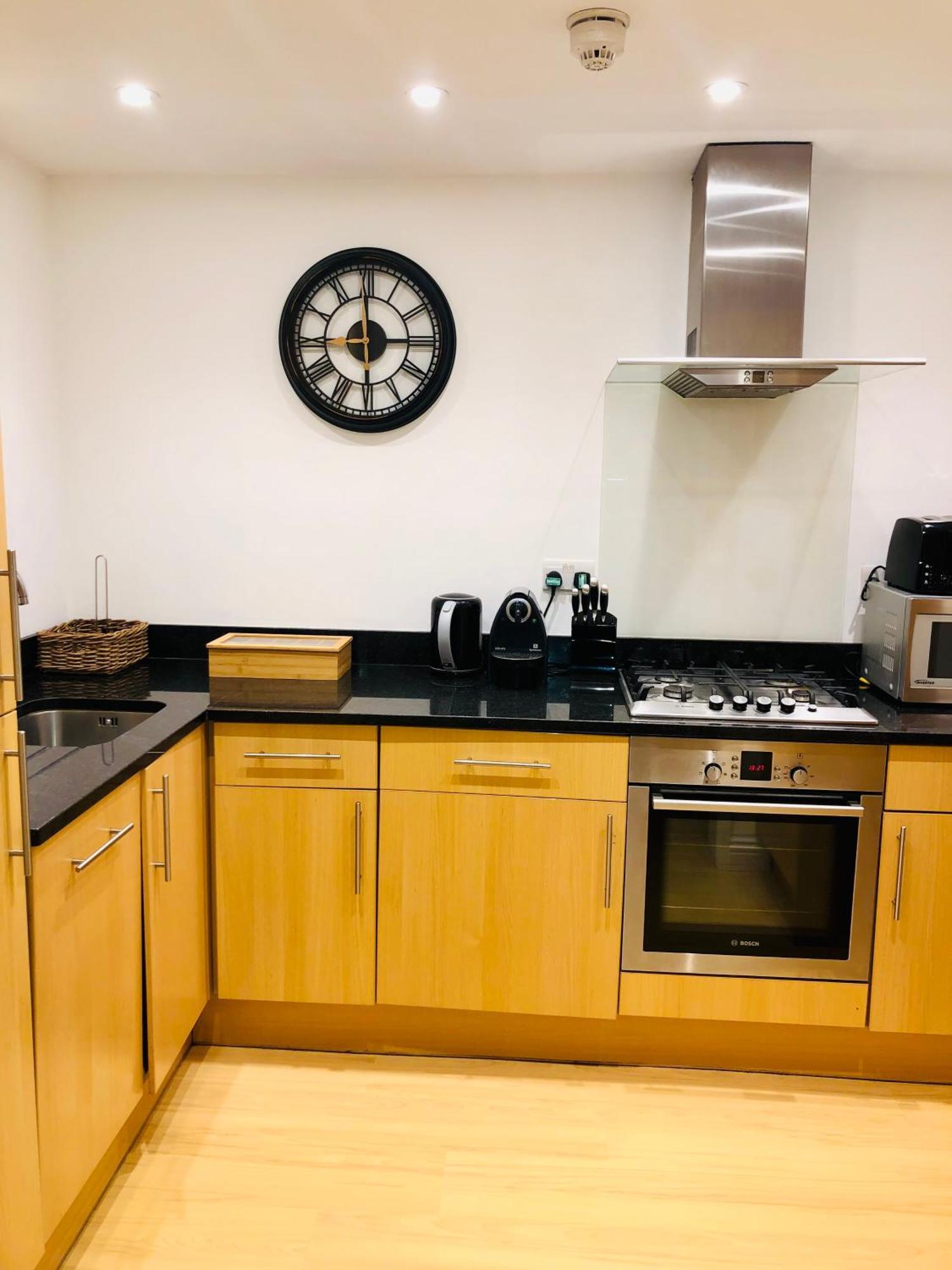 Superbly Located 2 Bedroom Luxury Apartment 바스 외부 사진