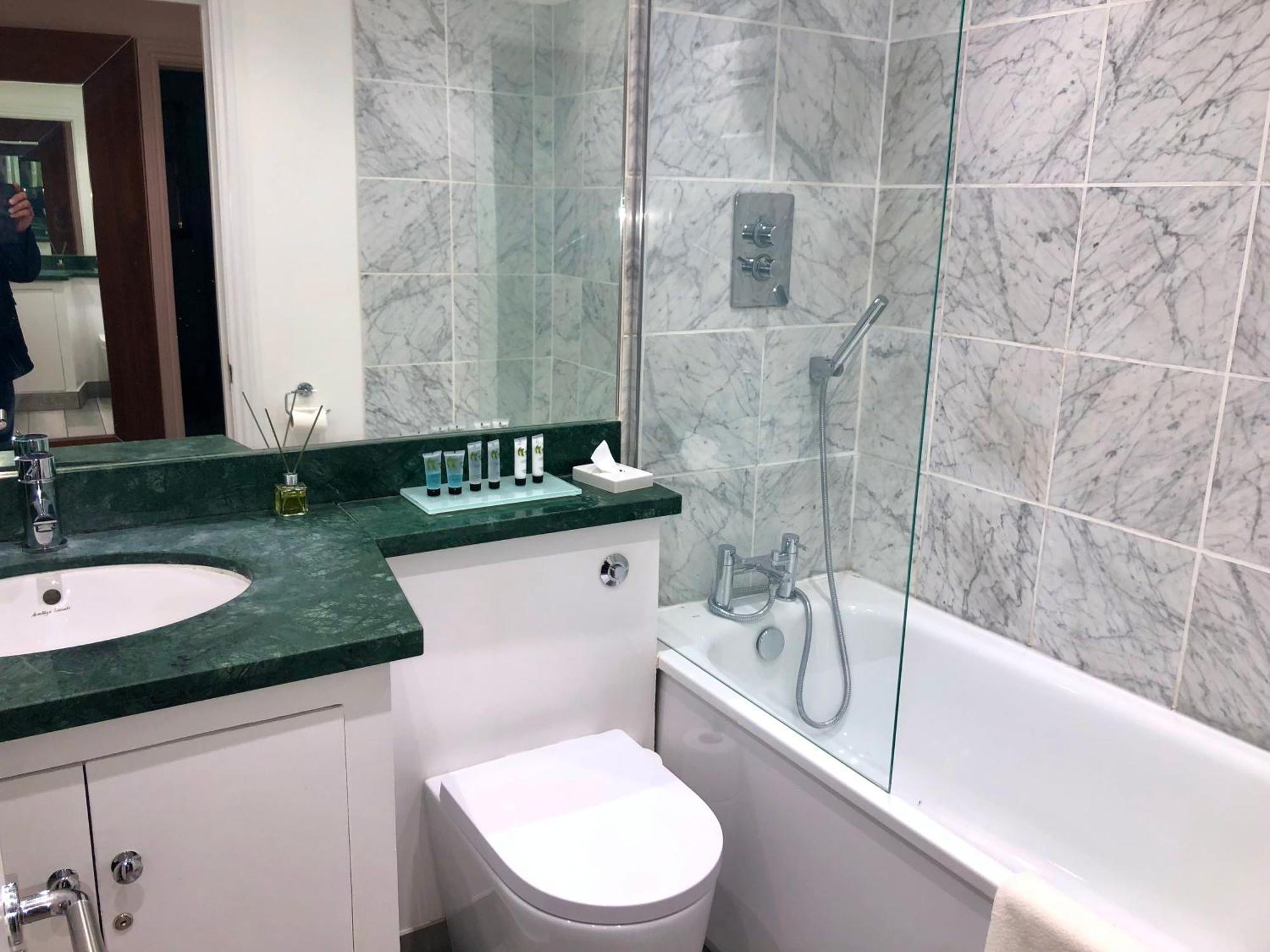 Superbly Located 2 Bedroom Luxury Apartment 바스 외부 사진